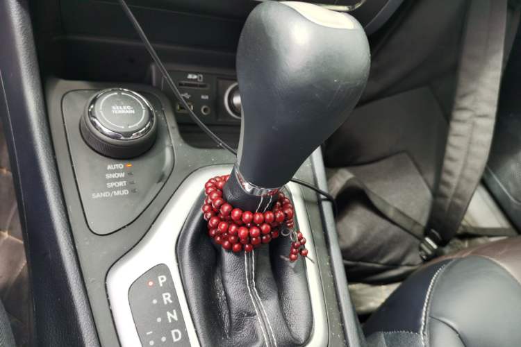 Used Jeep Cherokee 2016 2.4L Professional Edition Gear Lever