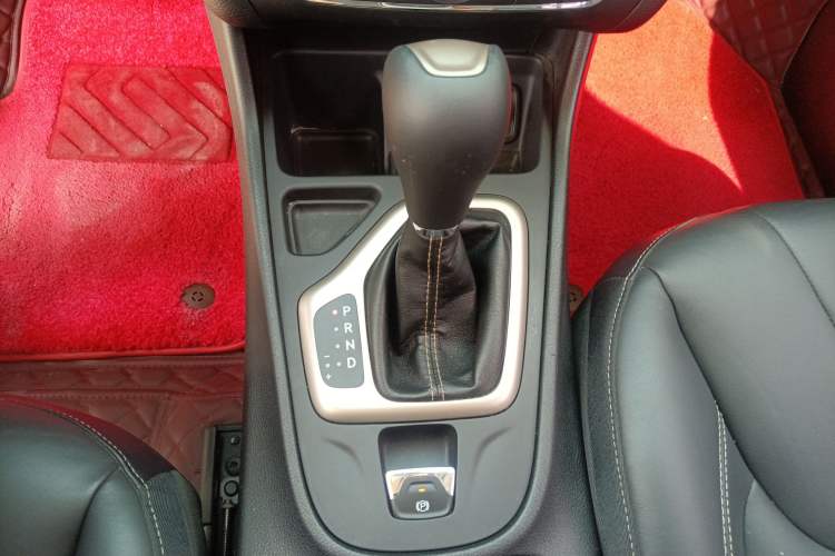 Used Jeep Cherokee 2016 2.0L Superior Edition Gear Lever