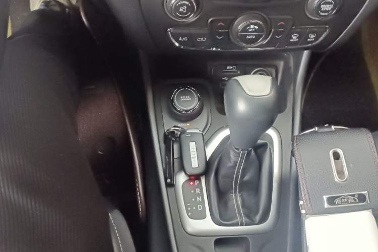 Used Jeep Cherokee 2016 2.4L Professional Edition Gear Lever