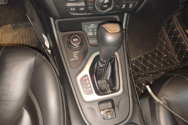 Used Jeep Cherokee 2016 2.4L Professional Smart Version Gear Lever