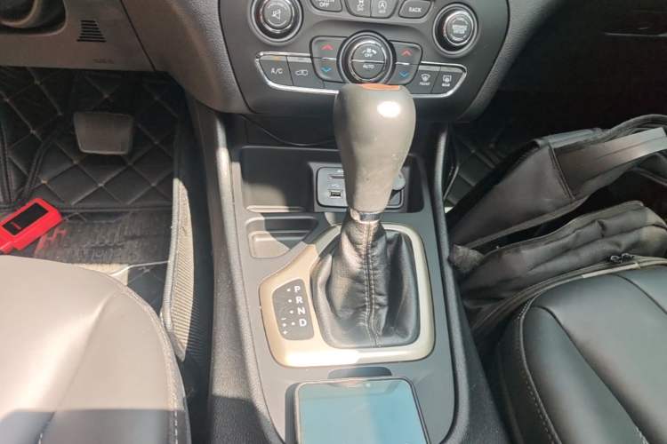 Used Jeep Cherokee 2016 2.4L Leading Edition Gear Lever