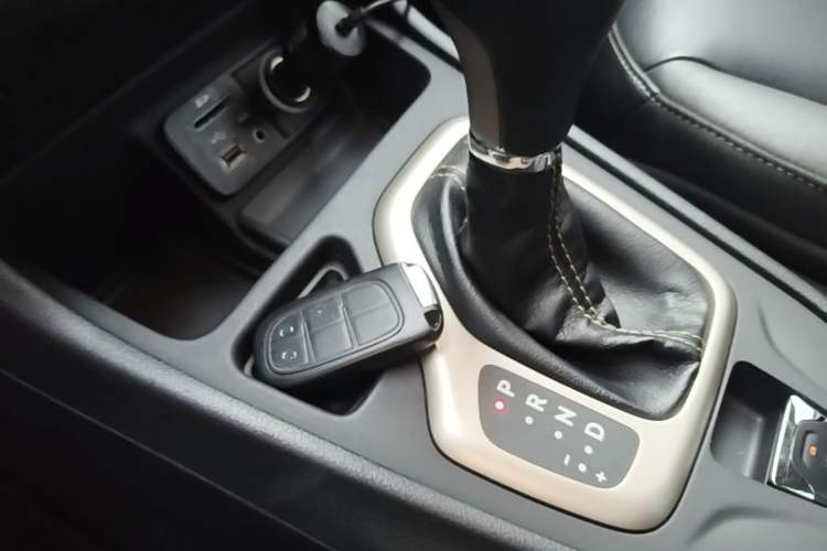Used Jeep Cherokee 2016 2.0L Superior Edition Interior 1