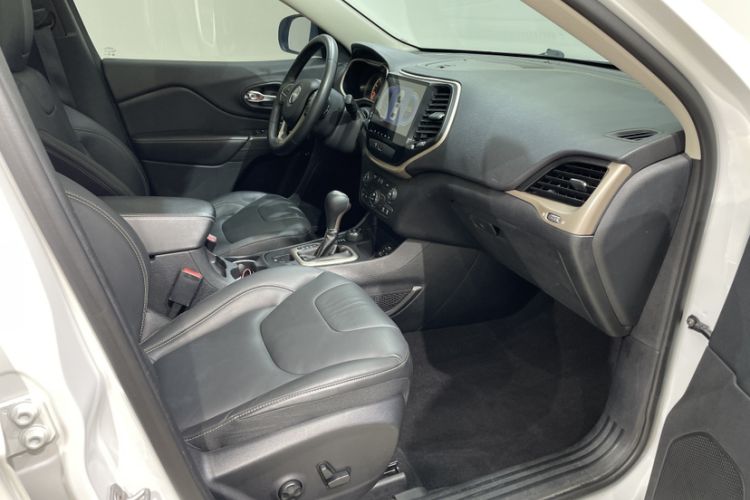 Used Jeep Cherokee 2016 2.4L Professional Edition Interior 1