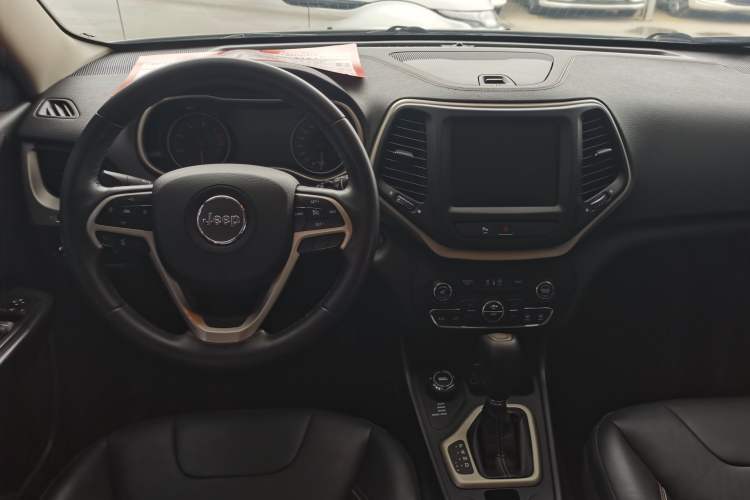 Used Jeep Cherokee 2016 2.4L 75th Anniversary Edition Interior 1