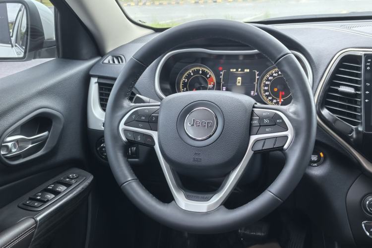 Used Jeep Cherokee 2016 2.4L Leading Edition Interior 1