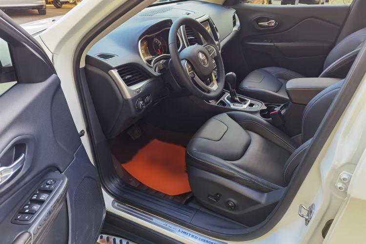 Used Jeep Cherokee 2016 2.4L Leading Smart Version Interior 1