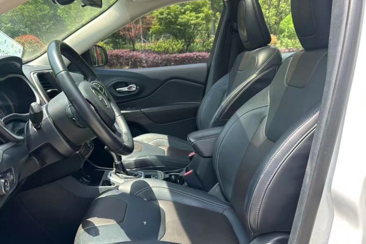 Used Jeep Cherokee 2016 2.4L Leading Edition Interior 1