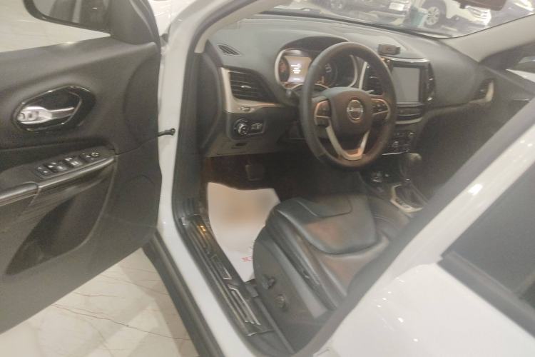 Used Jeep Cherokee 2016 2.4L 75th Anniversary Edition Interior 2