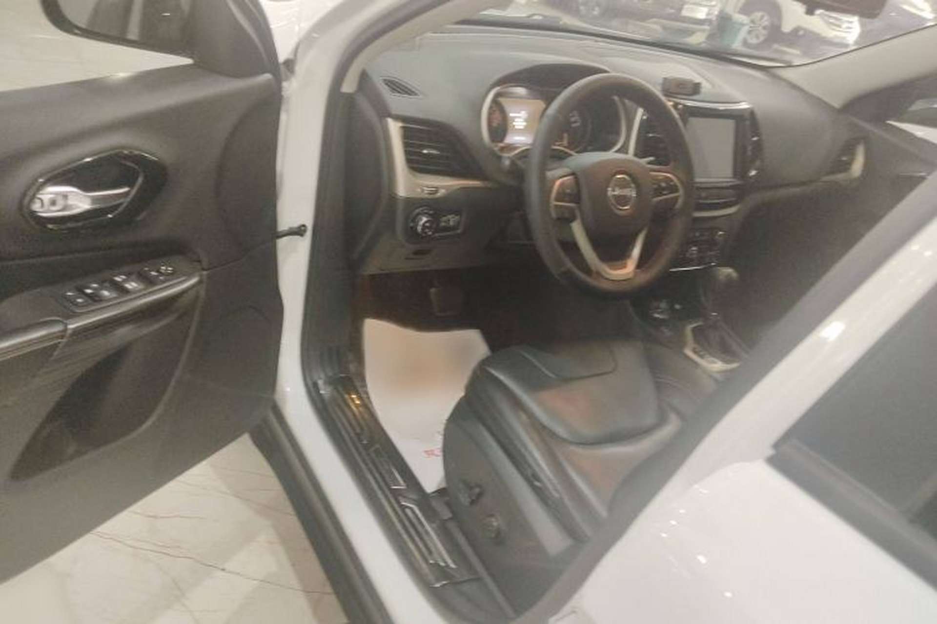 Used Jeep Cherokee 2016 2.4L 75th Anniversary Edition Interior 2