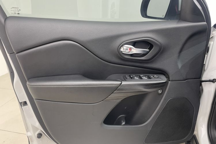 Used Jeep Cherokee 2016 2.4L Professional Edition Interior 2