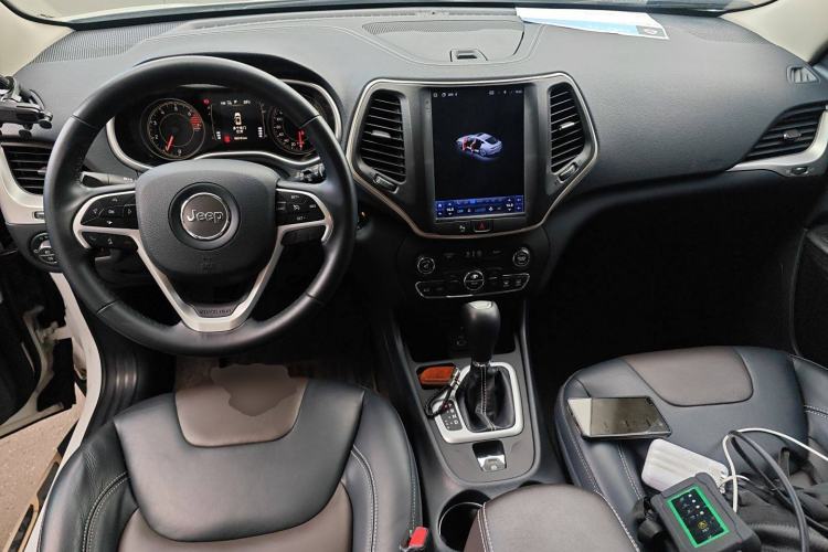 Used Jeep Cherokee 2016 2.4L Leading Edition Interior 2