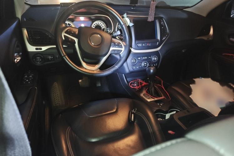 Used Jeep Cherokee 2016 2.4L Superior Edition Interior 2