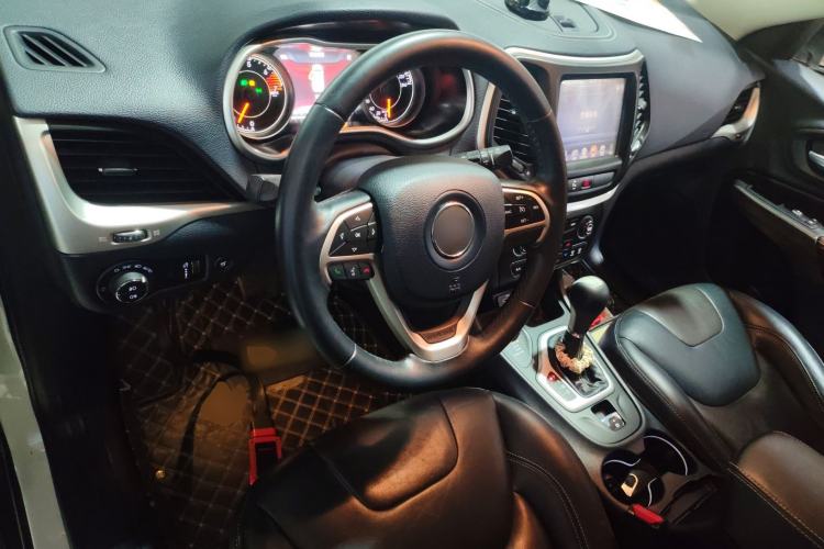 Used Jeep Cherokee 2016 2.4L Superior Edition Interior 2