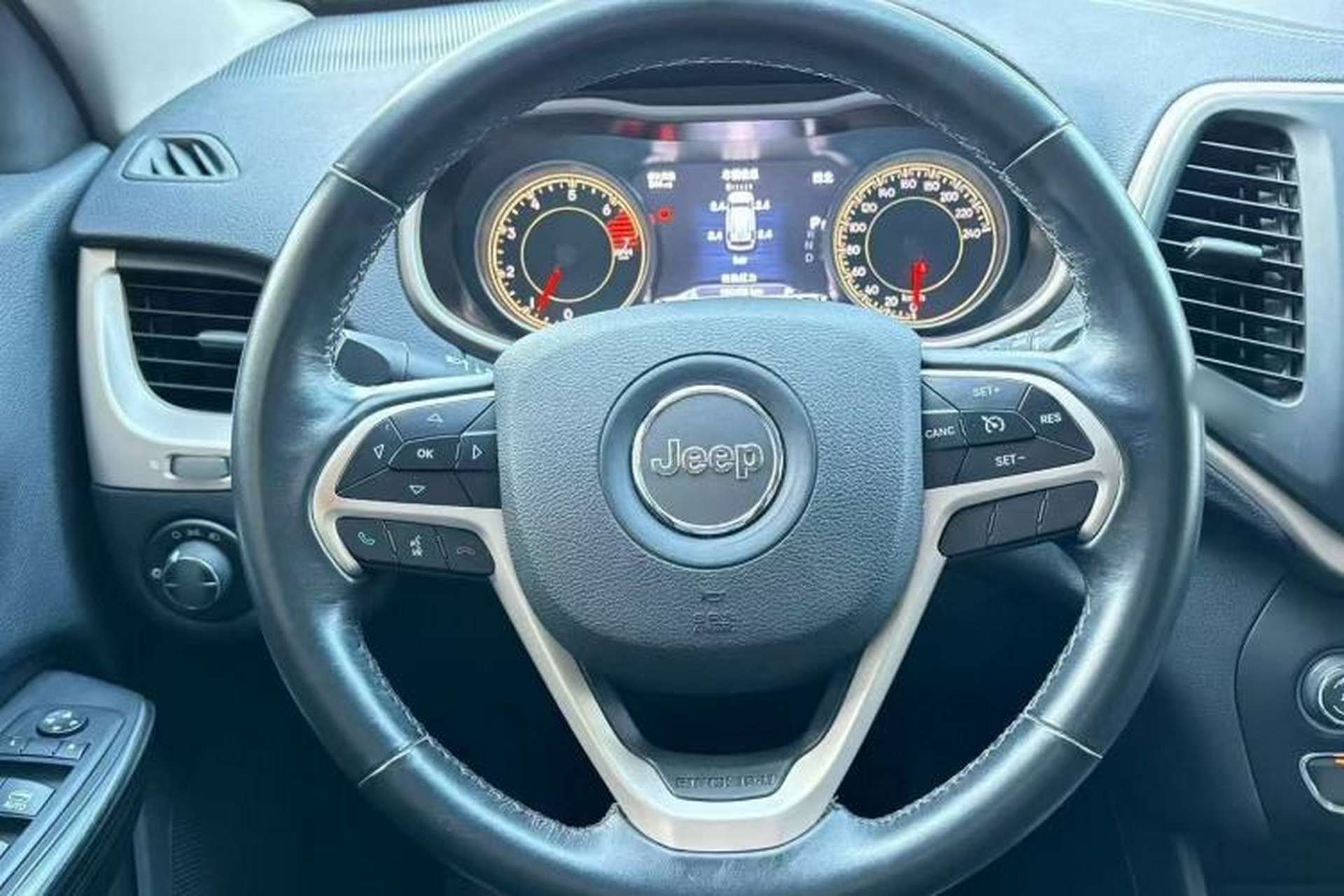 Used Jeep Cherokee 2016 2.0L Superior Edition Interior 2