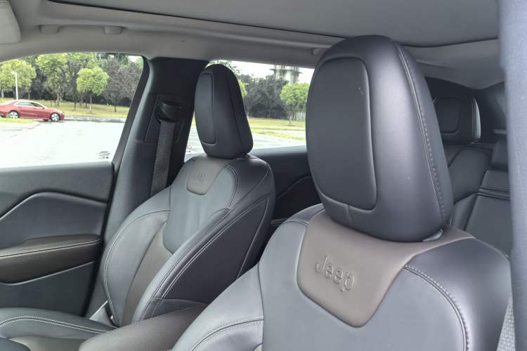 Used Jeep Cherokee 2016 2.4L Leading Edition Interior 2