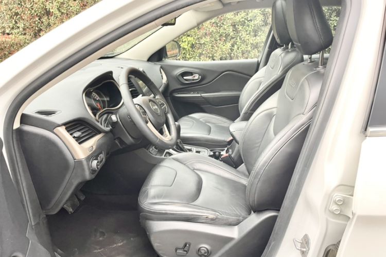 Used Jeep Cherokee 2016 2.0L Superior Edition Interior 2