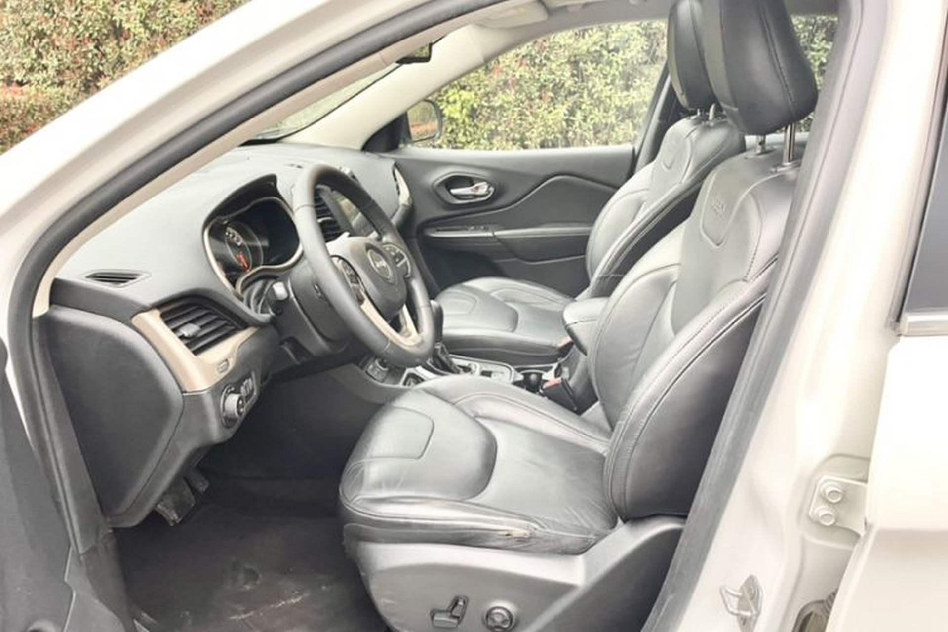 Used Jeep Cherokee 2016 2.0L Superior Edition Interior 2