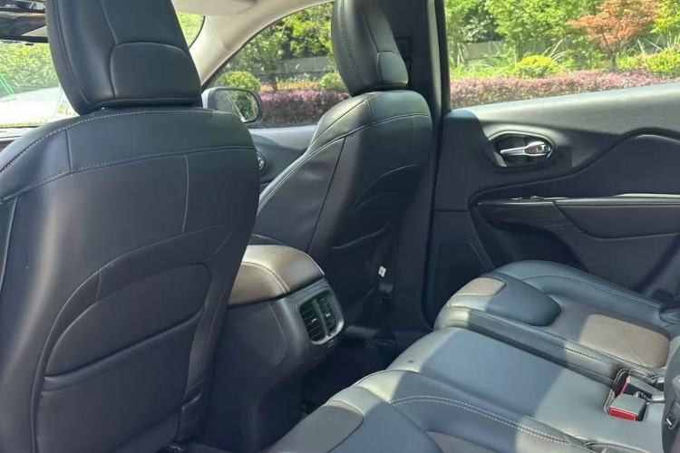 Used Jeep Cherokee 2016 2.4L Leading Edition Interior 2