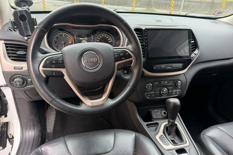 Used Jeep Cherokee 2016 2.4L Leading Edition Interior 2