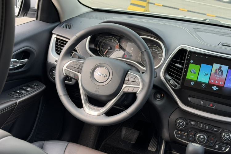 Used Jeep Cherokee 2016 2.4L Professional Edition Interior 2