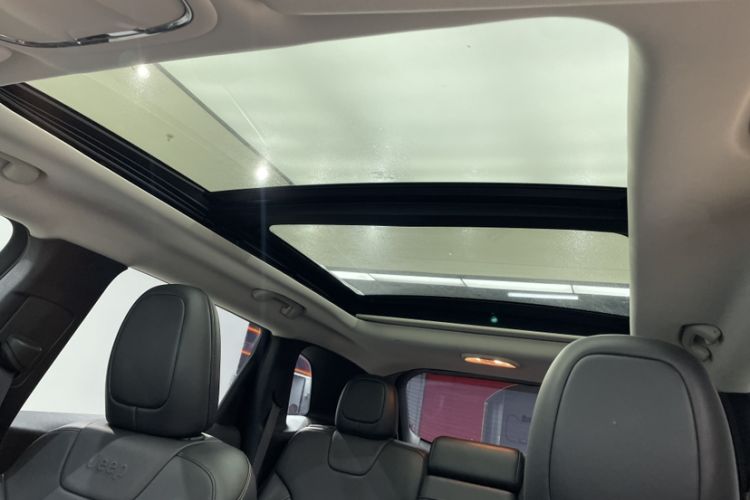 Used Jeep Cherokee 2016 2.4L Professional Edition Interior 3