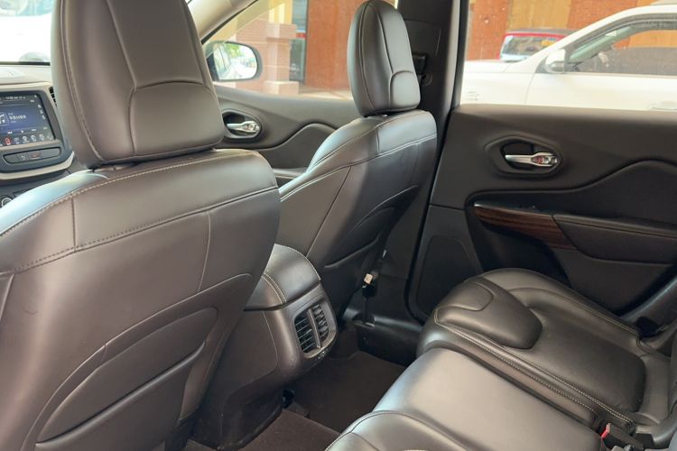 Used Jeep Cherokee 2016 2.0L Superior Edition Interior 3