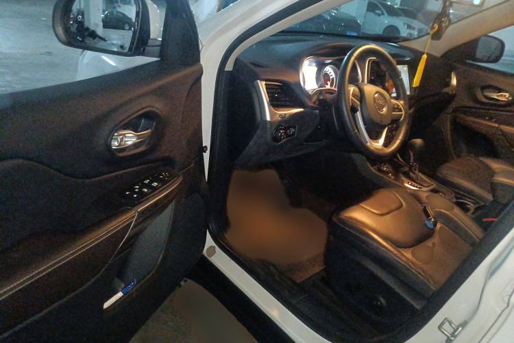 Used Jeep Cherokee 2016 2.4L Professional Edition Interior 3