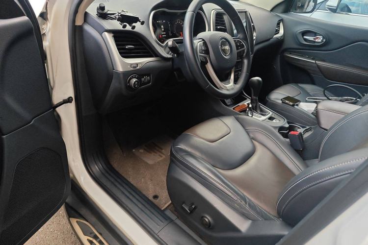 Used Jeep Cherokee 2016 2.4L Leading Edition Interior 3
