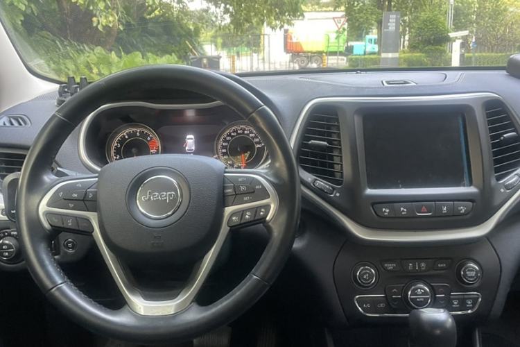 Used Jeep Cherokee 2016 2.4L All-in-One Edition Interior 3