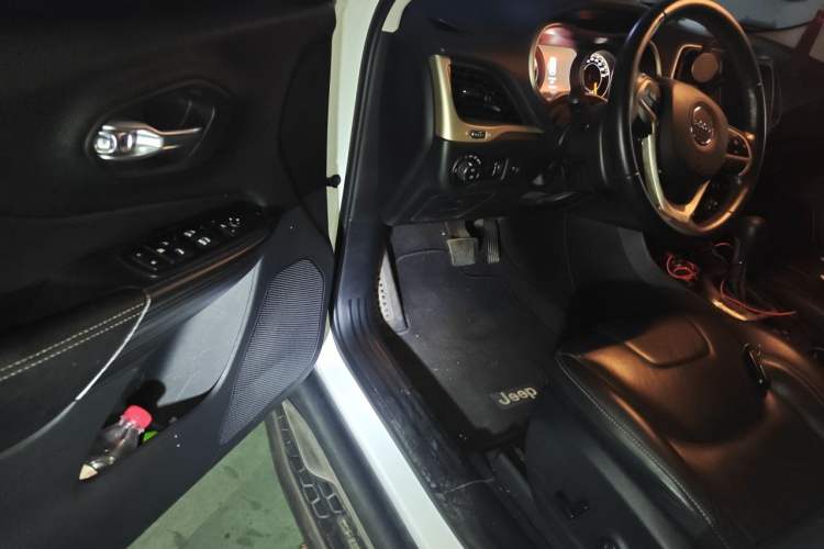 Used Jeep Cherokee 2016 2.4L Superior Edition Interior 3
