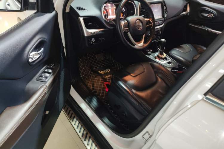 Used Jeep Cherokee 2016 2.4L Superior Edition Interior 3