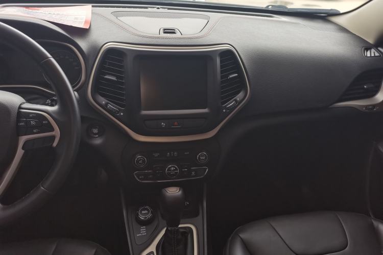Used Jeep Cherokee 2016 2.4L 75th Anniversary Edition Interior 3