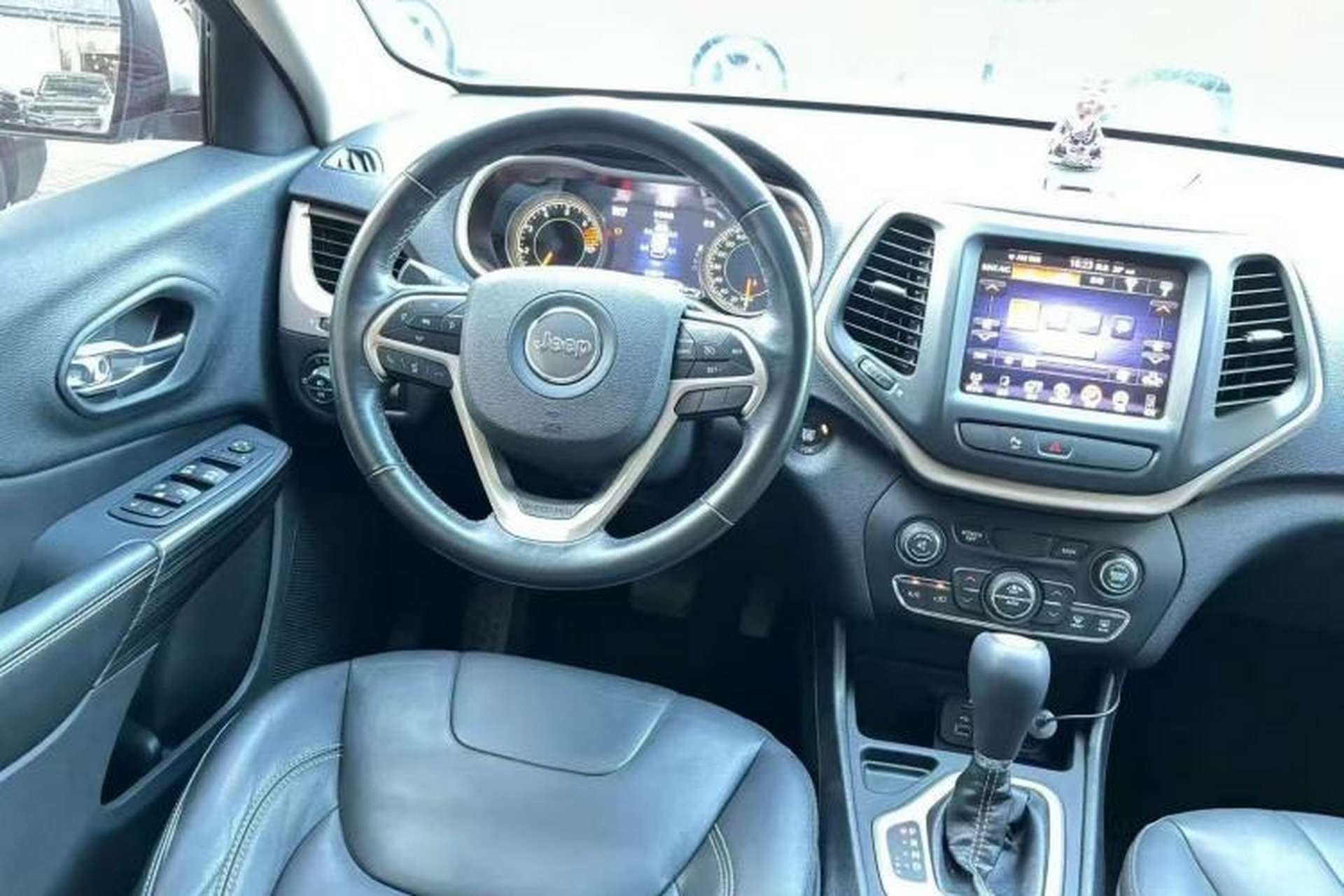 Used Jeep Cherokee 2016 2.0L Superior Edition Interior 3