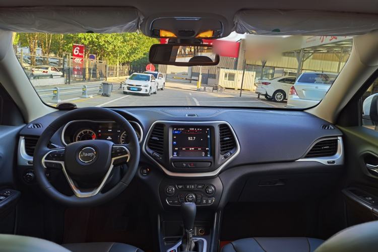 Used Jeep Cherokee 2016 2.4L Leading Smart Version Interior 3