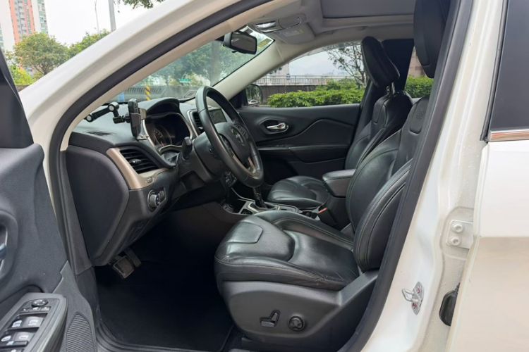 Used Jeep Cherokee 2016 2.4L Leading Edition Interior 3