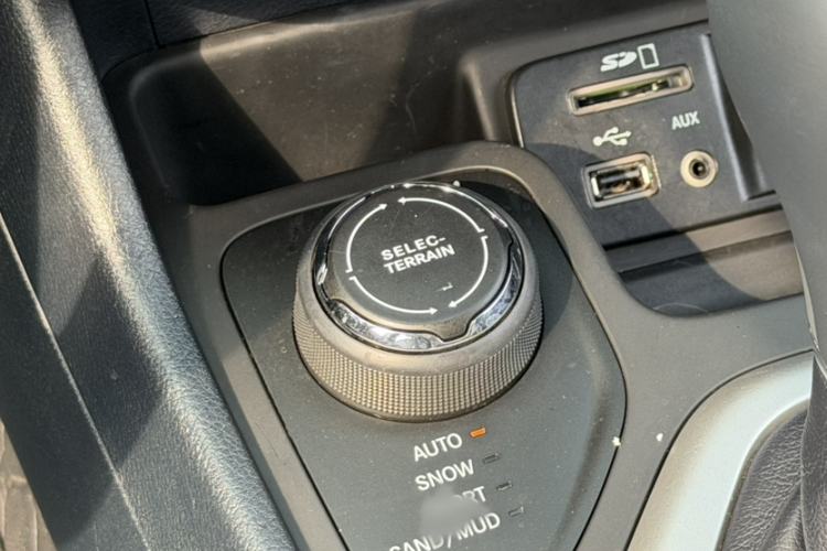 Used Jeep Cherokee 2016 2.4L Professional Edition Interior 3