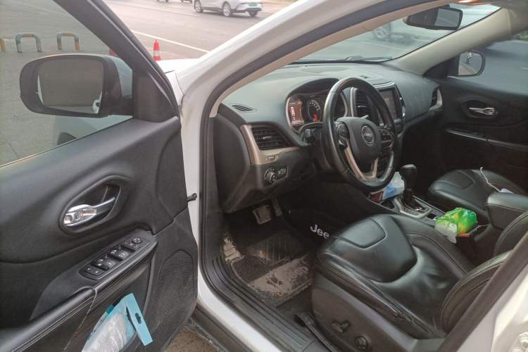 Used Jeep Cherokee 2016 2.4L Leading Smart Version Interior 3