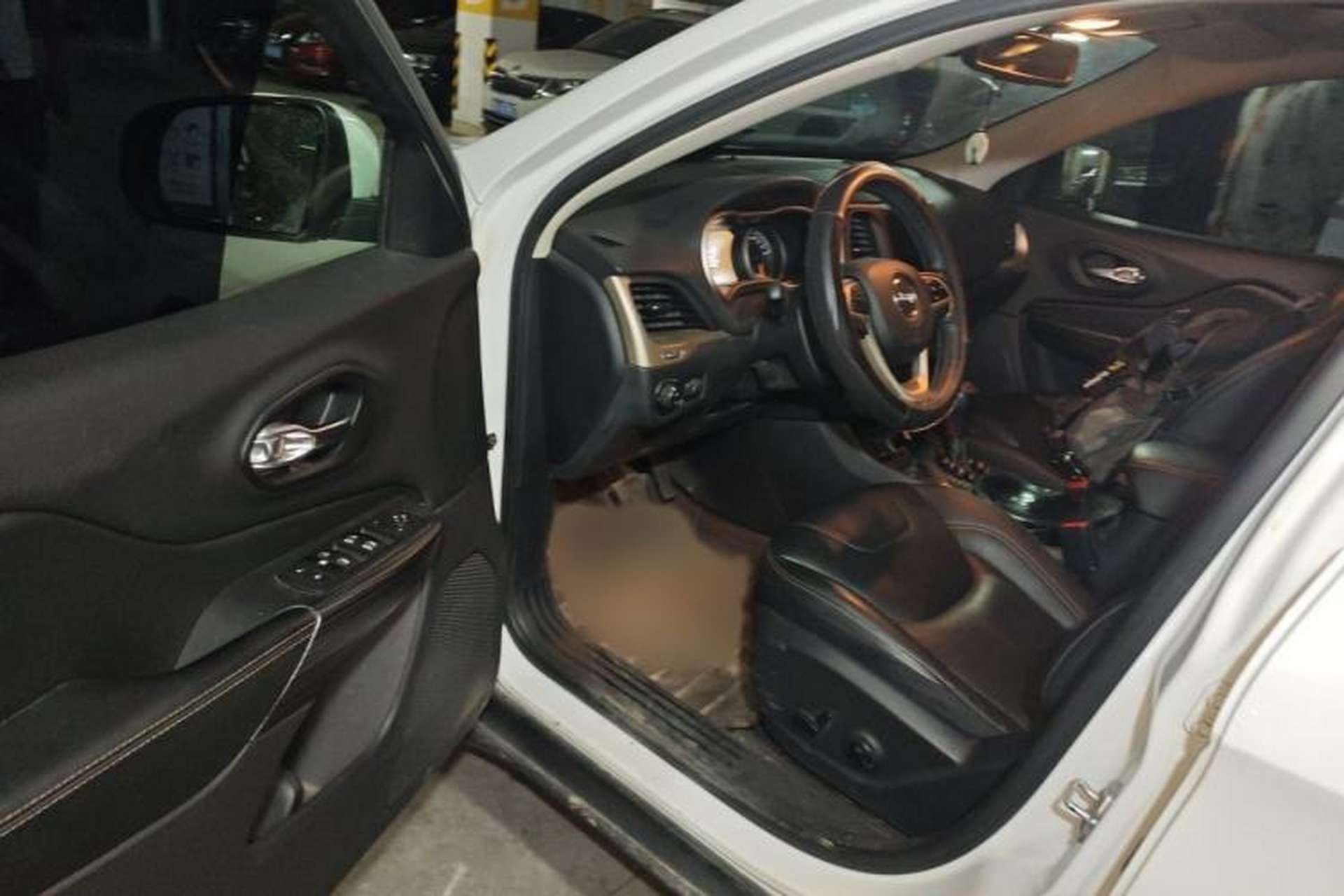 Used Jeep Cherokee 2016 2.0L Superior Edition Interior 3