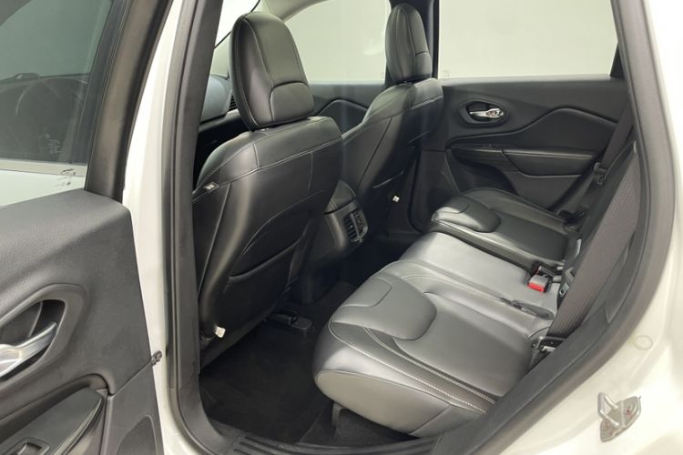 Used Jeep Cherokee 2016 2.4L Professional Edition Interior 4