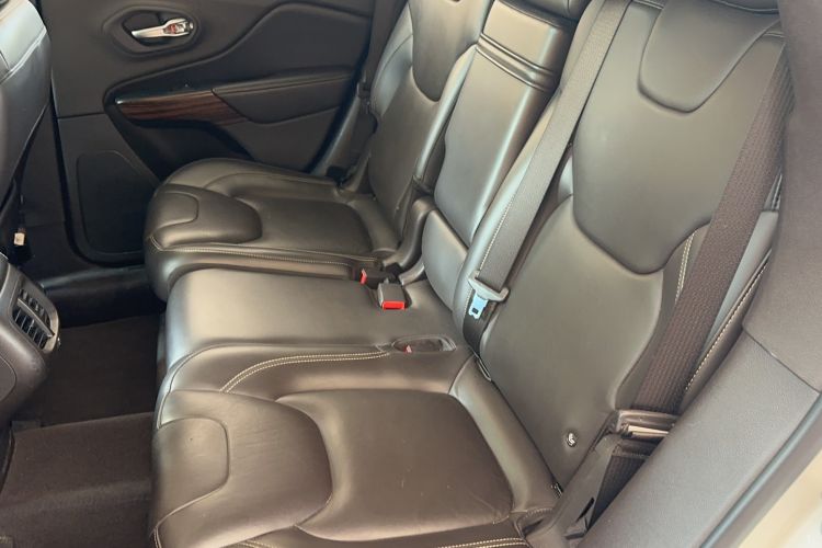Used Jeep Cherokee 2016 2.0L Superior Edition Interior 4