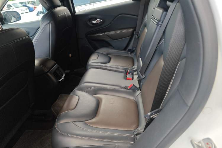 Used Jeep Cherokee 2016 2.4L Leading Edition Interior 4