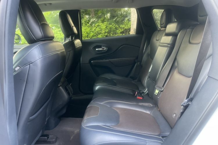 Used Jeep Cherokee 2016 2.4L All-in-One Edition Interior 4