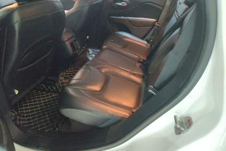 Used Jeep Cherokee 2016 2.4L Superior Edition Interior 4