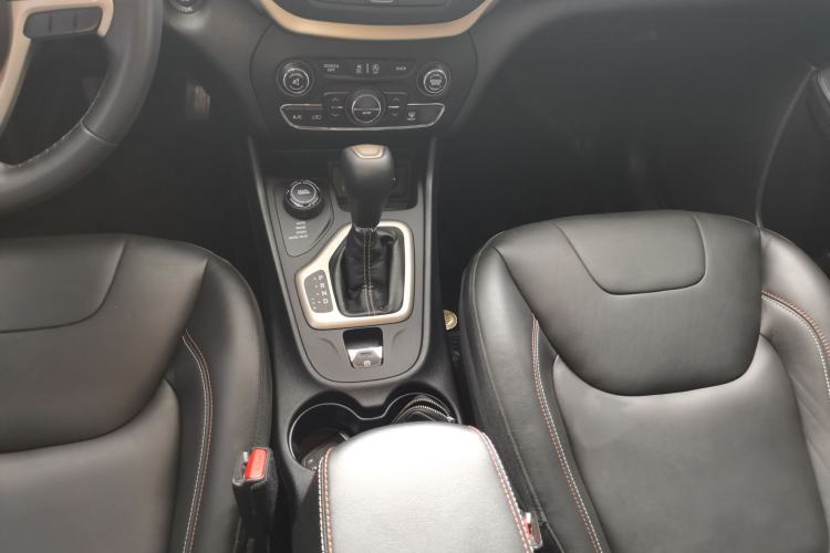 Used Jeep Cherokee 2016 2.4L 75th Anniversary Edition Interior 4