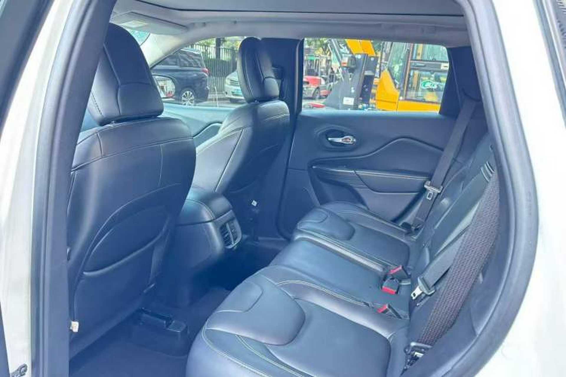 Used Jeep Cherokee 2016 2.0L Superior Edition Interior 4