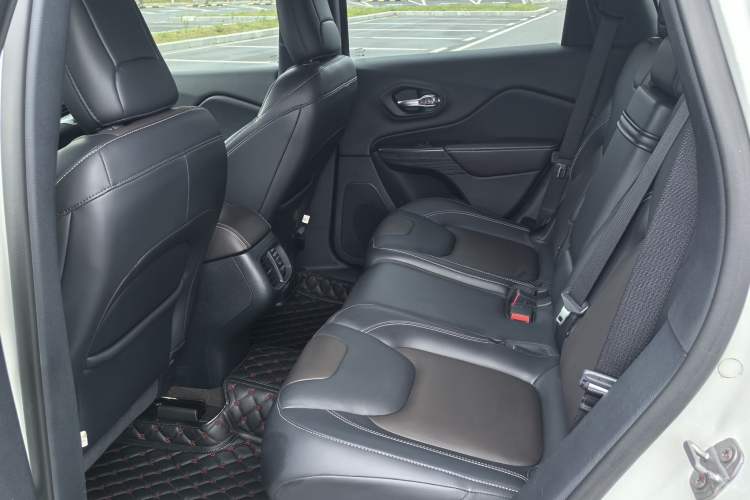 Used Jeep Cherokee 2016 2.4L Leading Edition Interior 4