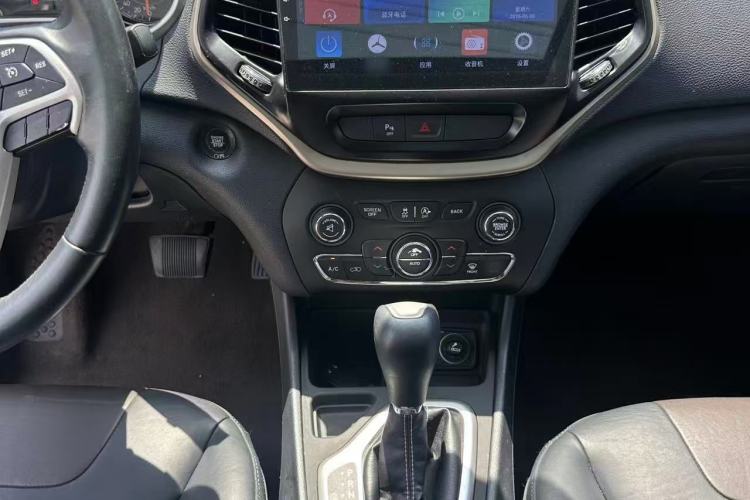 Used Jeep Cherokee 2016 2.4L Leading Edition Interior 4