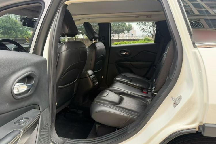 Used Jeep Cherokee 2016 2.4L Leading Edition Interior 4