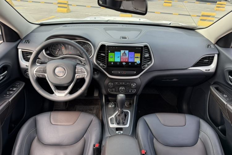 Used Jeep Cherokee 2016 2.4L Professional Edition Interior 4