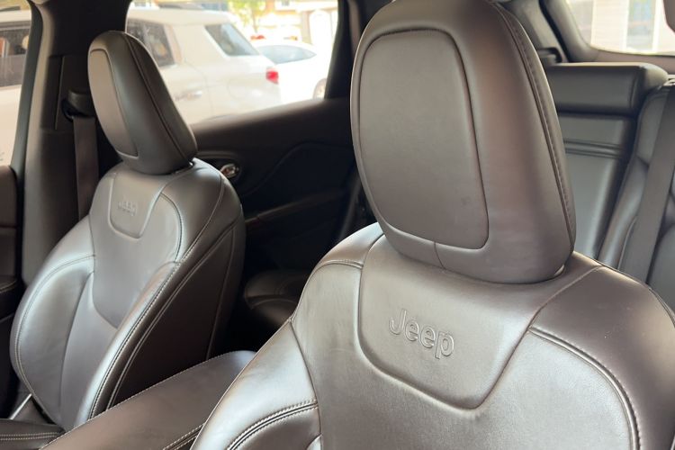 Used Jeep Cherokee 2016 2.0L Superior Edition Interior 5